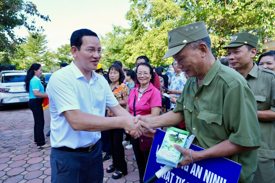 Chủ tịch UBND phường Giảng Võ Cồ Như Dũng động viên các lực lượng tham gia tổng vệ sinh môi trường. giang-vo2.jpg
