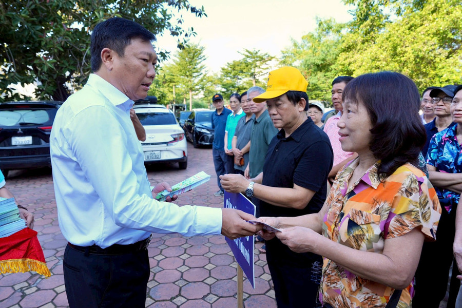 Trưởng Ban Nội chính Thành ủy Hà Nội Đỗ Anh Tuấn phát tờ rơi vệ sinh môi trường đến người dân trên địa bàn phường Giảng Võ. giang-vo1.jpg