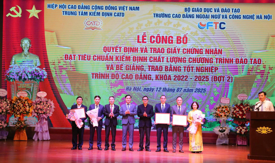 Ông Đinh Công Bắc - Phó Giám đốc Trung tâm CATD thuộc Hiệp hội Cao đẳng cộng đồng Việt Nam (thứ 4 từ phải sang và đại biểu trao Giấy chứng nhận đạt tiêu chuẩn kiểm định chương trình đào tạo cho FTC). z6796852265609-18d43dd6e5d647c5e23b48a4ee99f97e.jpg
