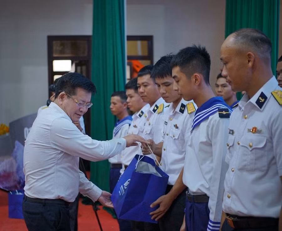 PGS.TS Đinh Văn Châu - Hiệu trưởng Trường Đại học Điện lực trao tặng 43 suất quà tới cán bộ, chiến sĩ, thân nhân và gia đình cán bộ, chiến sĩ có hoàn cảnh khó khăn đang công tác tại Lữ đoàn 162.