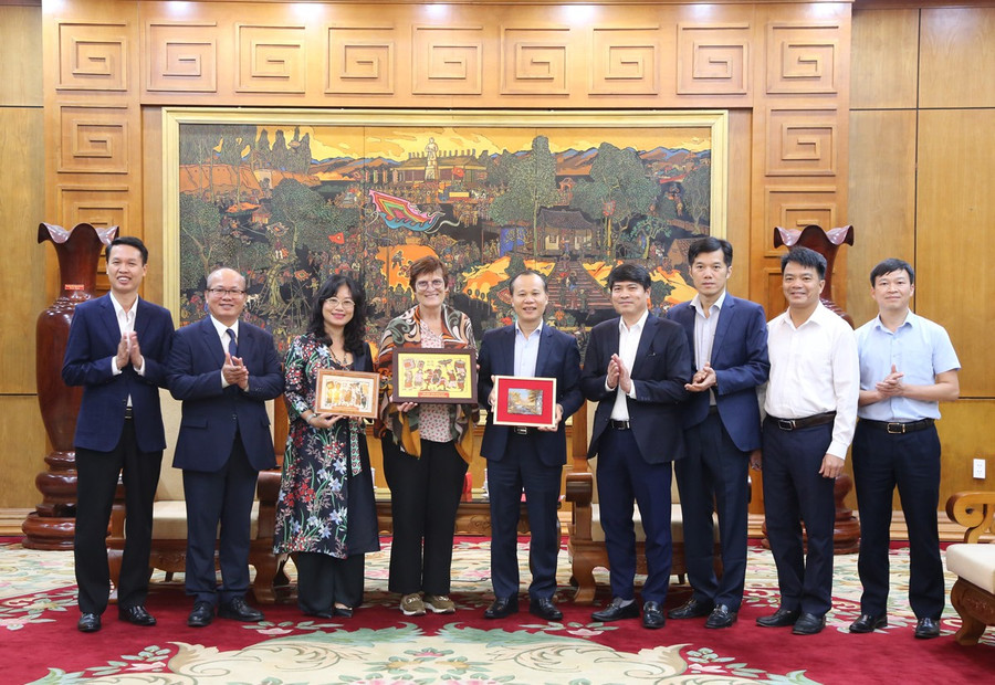 Lãnh đạo UBND tỉnh Bắc Ninh chụp ảnh lưu niệm với ông Veronique Blanquet cùng đoàn công tác.