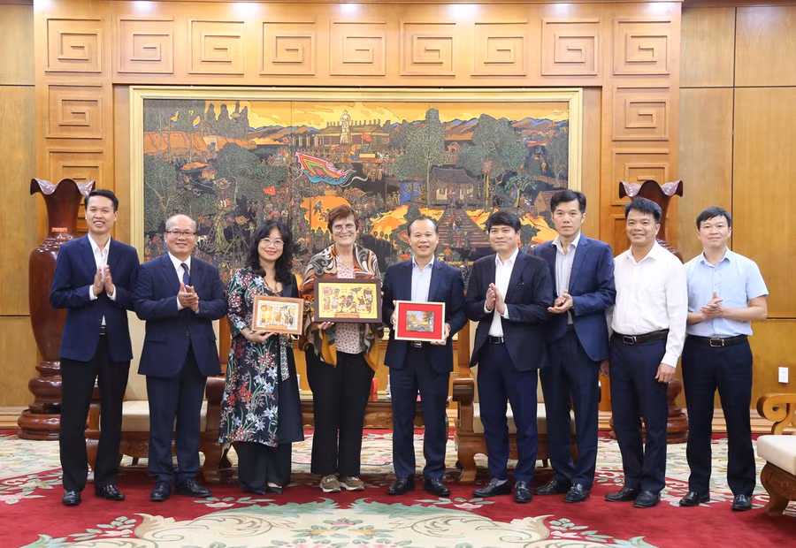 Lãnh đạo UBND tỉnh Bắc Ninh chụp ảnh lưu niệm với ông Veronique Blanquet cùng đoàn công tác.