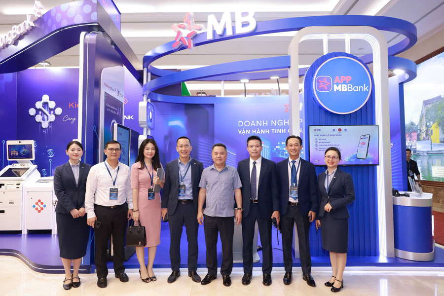 Đại diện MB đồng hành tại sự kiện Ngày chuyển đổi số 2025 – Ngân hàng Nhà nước. z6651475135720-4e095f4890062f7b416cb3b3e7ce52ae.jpg