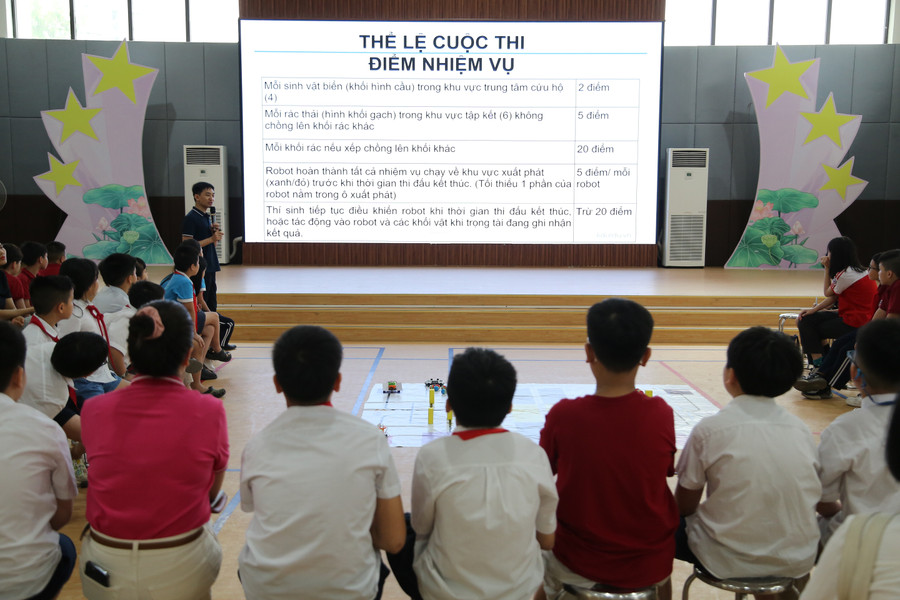 Ban tổ chức thông tin về Thể lệ cuộc thi cho thí sinh các đội dự thi. gv-13.jpg
