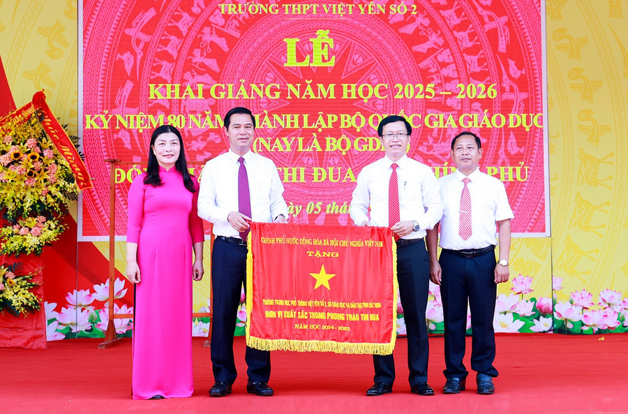 Thừa ủy quyền, lãnh đạo tỉnh Bắc Ninh trao tặng Cờ thi đua của Chính phủ cho tập thể Trường THPT Việt Yên số 2.