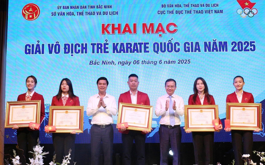 Thừa ủy quyền, Phó Chủ tịch UBND tỉnh Bắc Ninh Lê Xuân Lợi (thứ 3 từ trái qua) trao Huân chương Lao động hạng Nhì cho các HLV, VĐV đội tuyển Karate Quốc gia đạt thành tích xuất sắc.