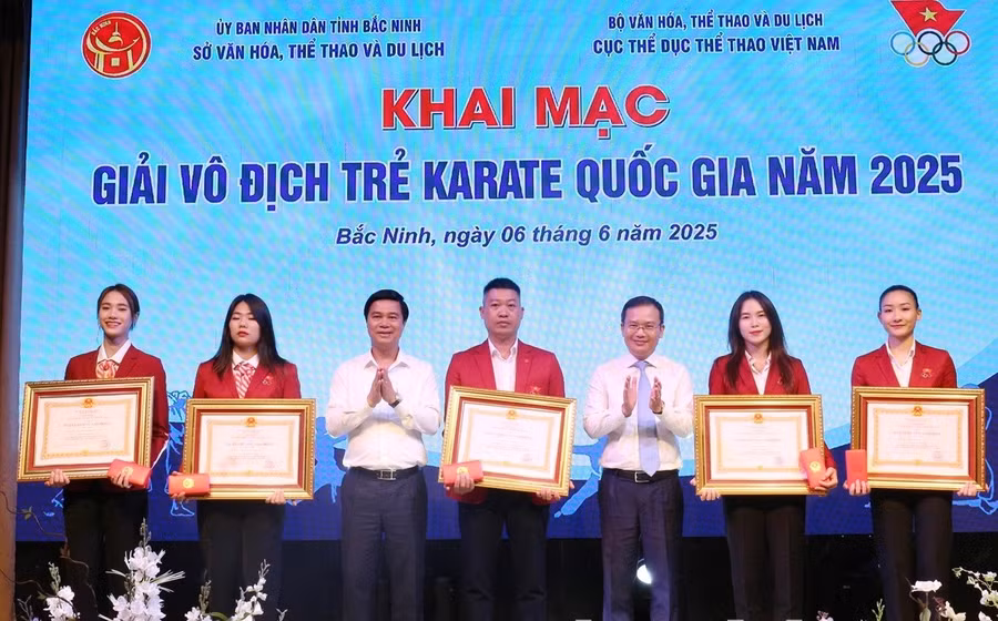 Thừa ủy quyền, Phó Chủ tịch UBND tỉnh Bắc Ninh Lê Xuân Lợi (thứ 3 từ trái qua) trao Huân chương Lao động hạng Nhì cho các HLV, VĐV đội tuyển Karate Quốc gia đạt thành tích xuất sắc.