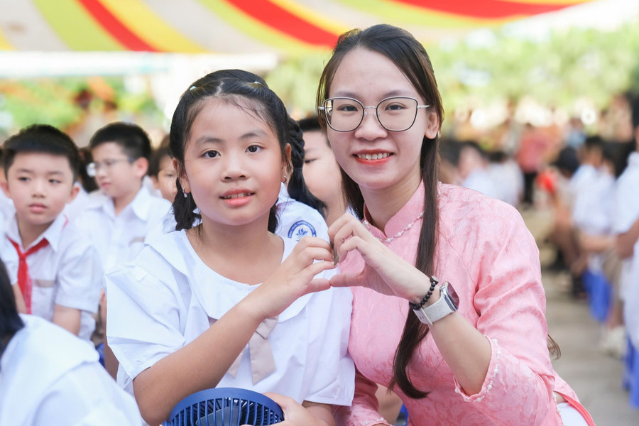 Cô trò hân hoan trong buổi lễ khai giảng. z6978855968606-57446808ae587d5badf8e478fb7e6bae.jpg