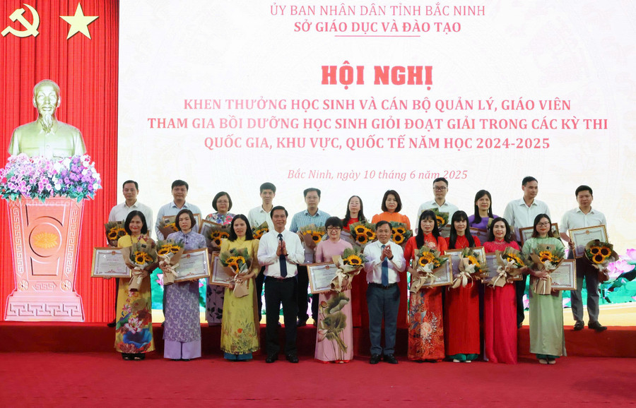 Ông Lê Xuân Lợi - Phó Chủ tịch UBND tỉnh Bắc Ninh và ông Nguyễn Hữu Bình - Phó Giám đốc Sở GD&ĐT Bắc Ninh trao khen thưởng cho giáo viên. b-5.jpg