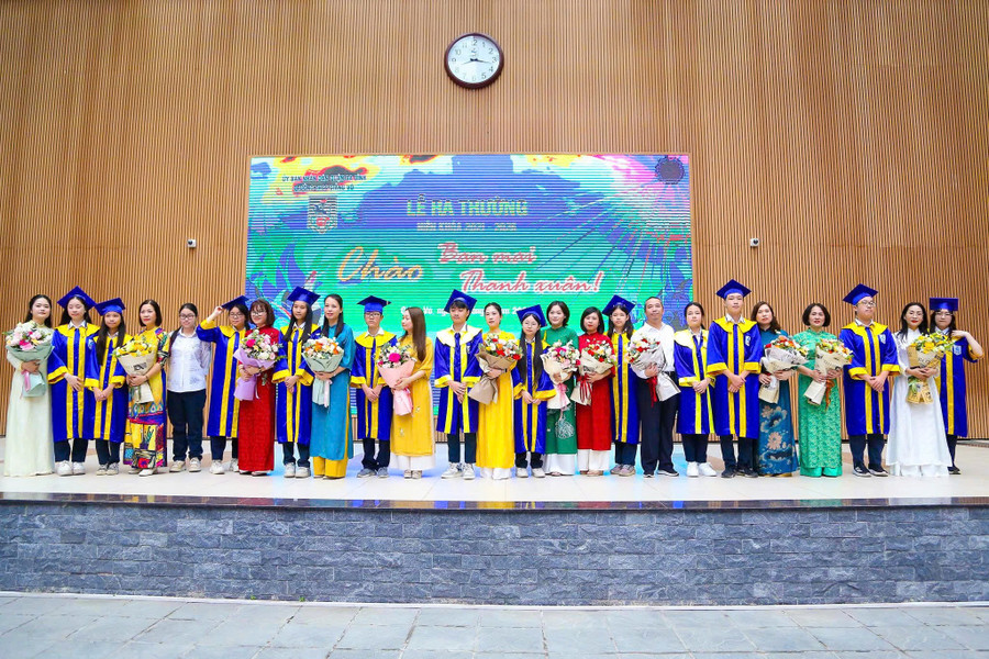 Giáo viên Trường THCS Giảng Võ gửi lời chúc học sinh khối 9 đạt kết quả cao trong kỳ thi sắp tới và luôn thành công, hạnh phúc,bình an trên mọi nẻo đường mai sau. gv-9.jpg