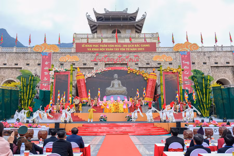 Chương trình nghệ thuật đặc sắc tại lễ khai hội.