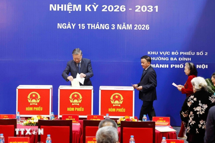 Tổng Bí thư Tô Lâm bỏ phiếu bầu cử tại Khu vực bỏ phiếu số 2 phường Ba Đình. Ảnh: TTXVN