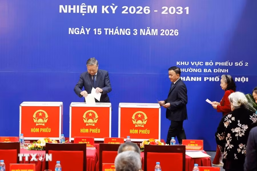 Tổng Bí thư Tô Lâm bỏ phiếu bầu cử tại Khu vực bỏ phiếu số 2 phường Ba Đình. Ảnh: TTXVN