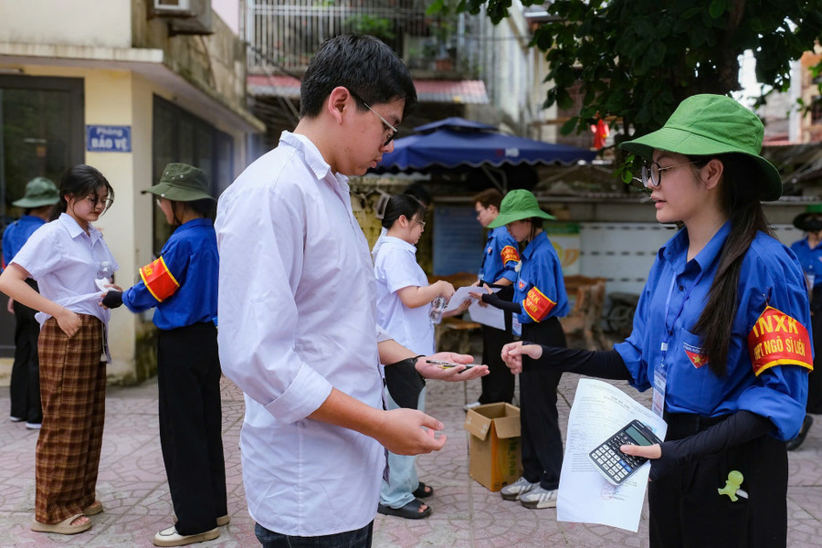 Tặng bút và động viên thí sinh làm bài thi tốt. c-17.jpg