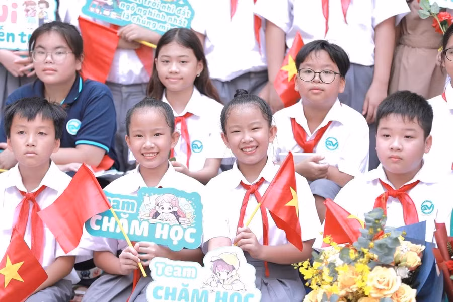 Học sinh Trường THCS Giảng Võ 2 hân hoan ngày tựu trường.