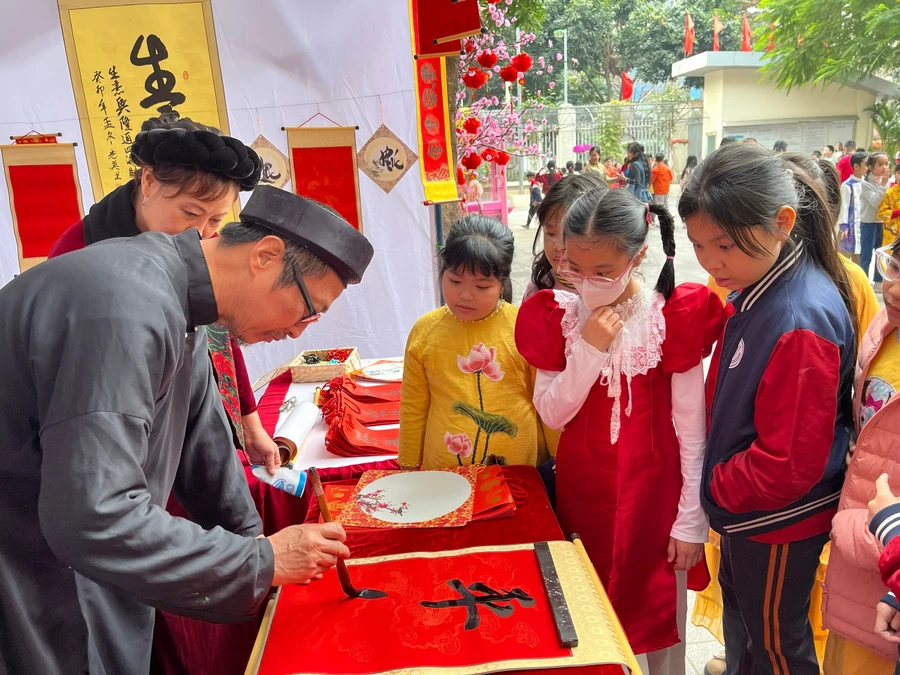 Học sinh háo hức gian thư pháp tại "Hội Xuân yêu thương".