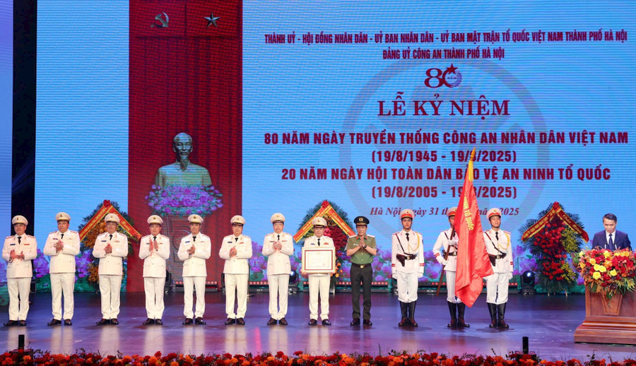 Bộ trưởng Bộ Công an Lương Tam Quang trao Huân chương Chiến công hạng Nhất cho Công an Hà Nội. (Ảnh: MH)