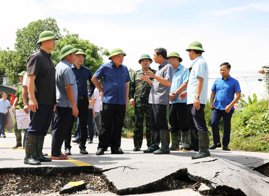 Lãnh đạo tỉnh Bắc Ninh báo cáo với Phó Thủ tướng Thường trực Nguyễn Hòa Bình cùng đoàn công tác về tình hình bão lũ. p2.jpg