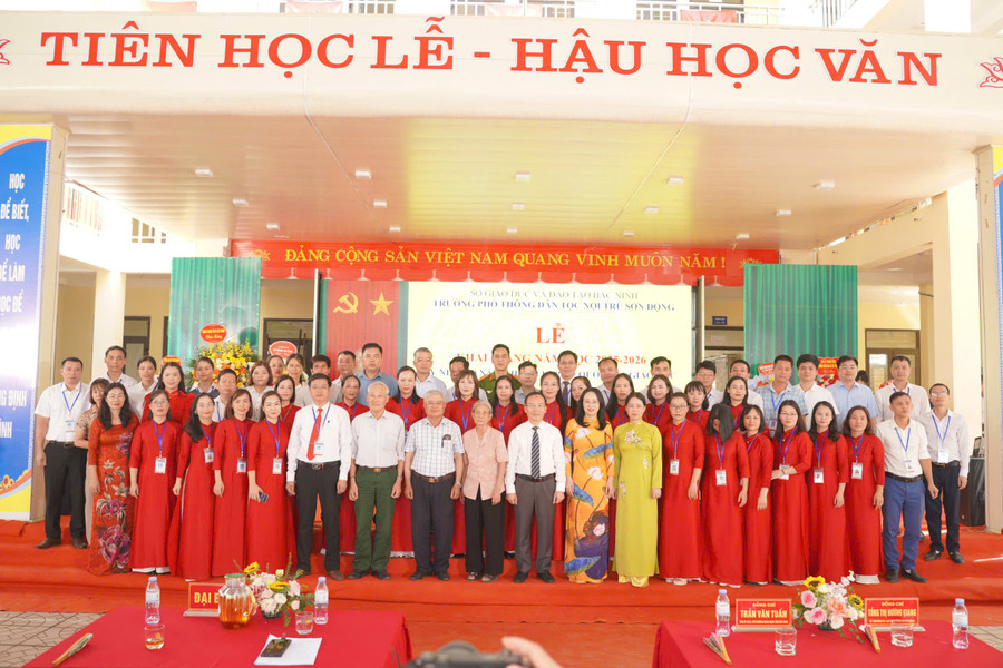 Tập thể sư phạm Trường PTDTNT Sơn Động và đại biểu trong buổi lễ khai giảng năm học mới. z6985412542468-67ab5986ccdaff900892604a92a5f61b.jpg