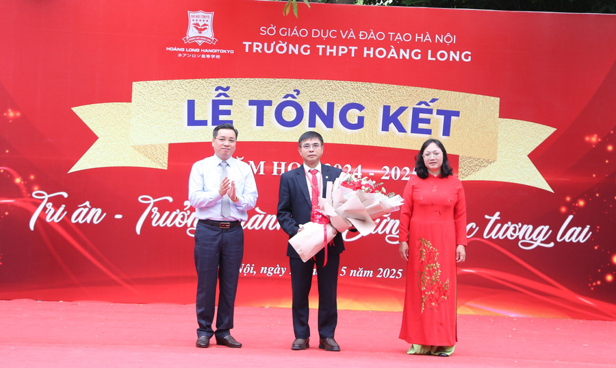 Đại diện phụ huynh tri ân thầy cô giáo nhà trường. hl-6.jpg