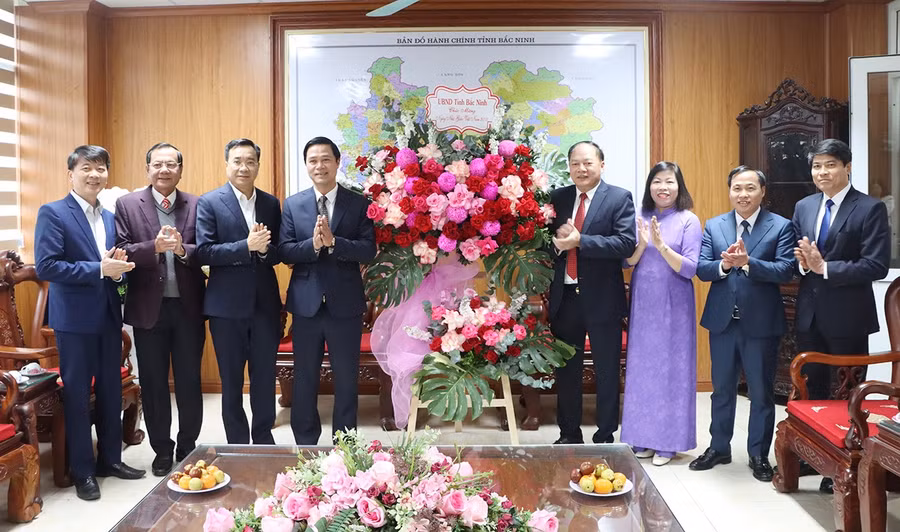 Phó Chủ tịch UBND tỉnh Bắc Ninh Lê Xuân Lợi tặng hoa chúc mừng Sở GD&ĐT nhân Ngày Nhà giáo Việt Nam 20/11.