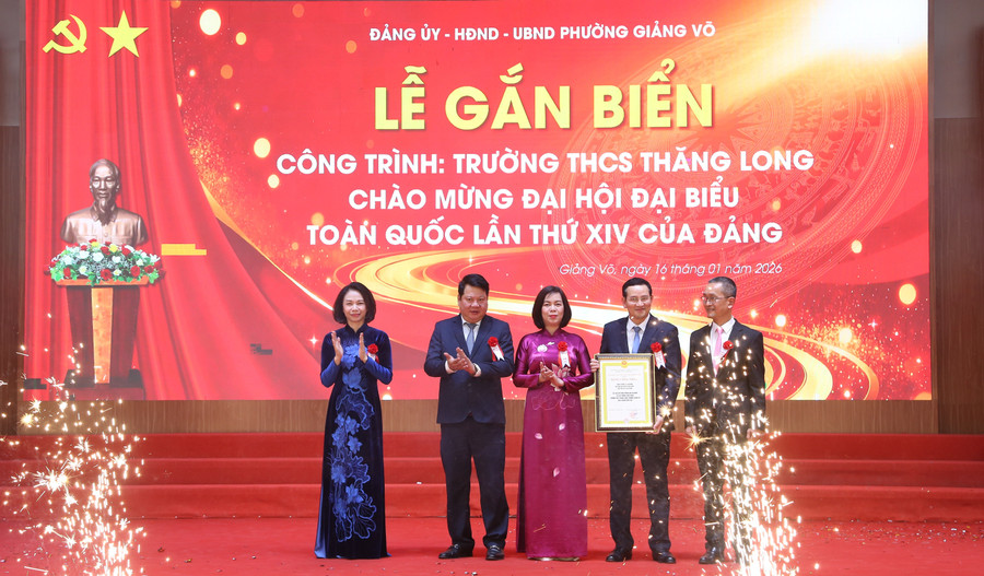 Phó Chủ tịch UBND TP Hà Nội Vũ Thu Hà trao Bằng Công nhận công trình chào mừng Đại hội XIV của Đảng.