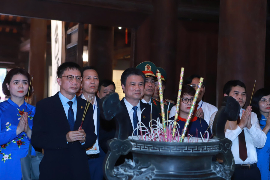 Đoàn đại biểu thực hiện nghi lễ dâng hương tại Văn Miếu - Quốc Tử Giám.