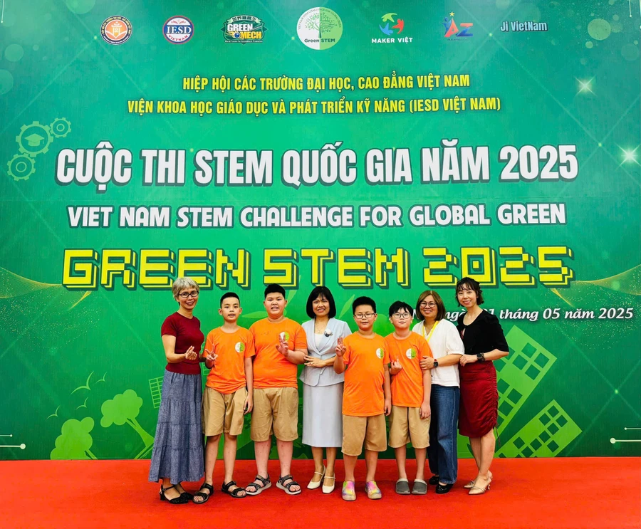 Cô trò Trường Tiểu học Nam Thành Công.