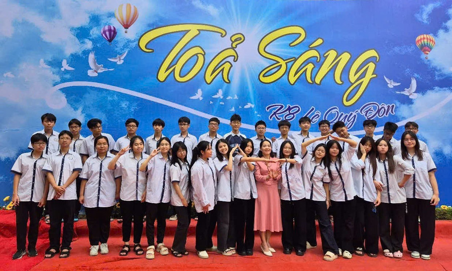 Cô trò lớp 9K8 Trường THCS Lê Quý Đôn. image1655.png