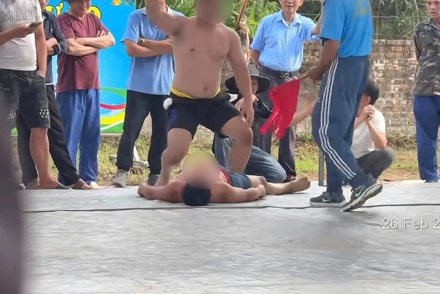 Sự việc khiến đô vật ngã gục ra sàn đấu. Ảnh chụp màn hình