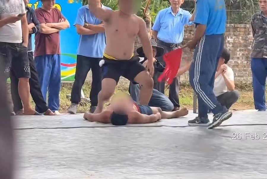 Sự việc khiến đô vật ngã gục ra sàn đấu. Ảnh chụp màn hình