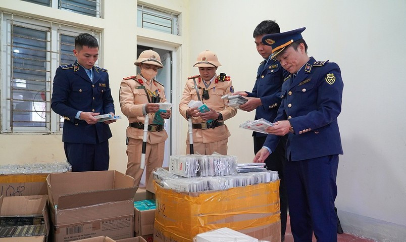 Lực lượng chức năng phát hiện xe ô tô vận chuyển phụ kiện điện thoại di động nhập lậu (Ảnh TL).