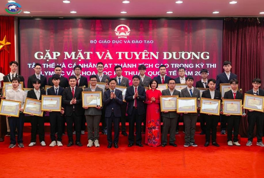 Có thể là hình ảnh về văn bản cho biết 'BỘ GIÁO DỤC VÀ ĐÀO TẠO GẶP MẶT VÀ TUYÊN DƯƠNG TÂ THỂVA VÀ CÁ NHÂNG.A ẠT HÀNH CH TRONG KỲ THI LYM LYM YMICVAHOA HOA CVÀ OC THU QUC TẾ BÁM 20'