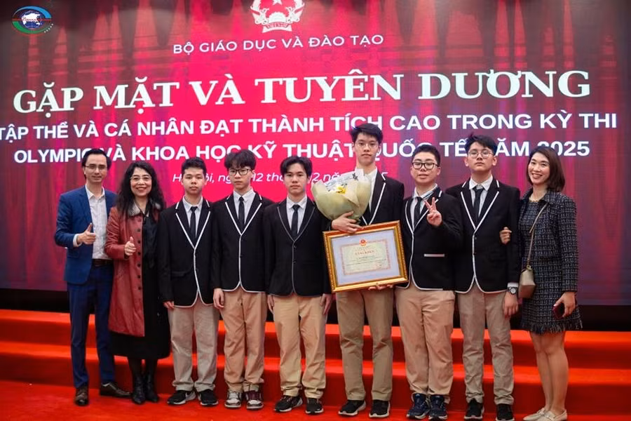 Có thể là hình ảnh về một hoặc nhiều người và văn bản cho biết 'BD BỘ GIÁO DỤC VÀ ĐÀO TẠO GẶP MẶT VÀ TUYÊN DƯƠNG ÂP THẾ VÀ CÁ NHÂN ĐẠT THÀNH TÍCH CAO TRONG KỲ OLYMPI VVÀ KHO HỌC KỸ THUẬT UỐ TẾ ĂM 6025 @@Bi,ng12th ng 12 the မဘဂိပ いでッとれ ብሳ'