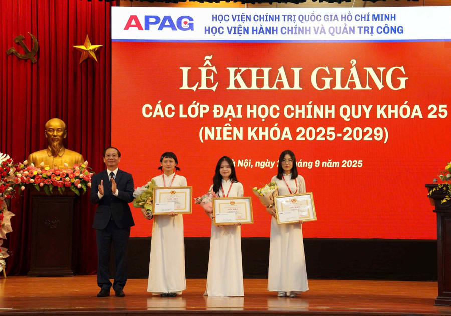 PGS.TS. Nguyễn Bá Chiến khen thưởng cho các sinh viên đỗ thủ khoa.