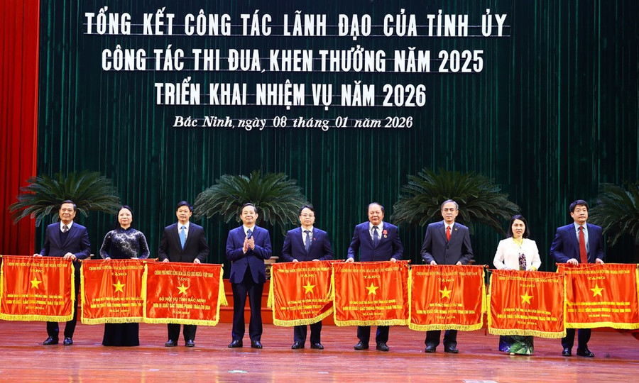 Thừa ủy quyền, ông Phạm Hoàng Sơn, Chủ tịch UBND tỉnh Bắc Ninh trao Cờ thi đua của Chính phủ cho các tập thể.