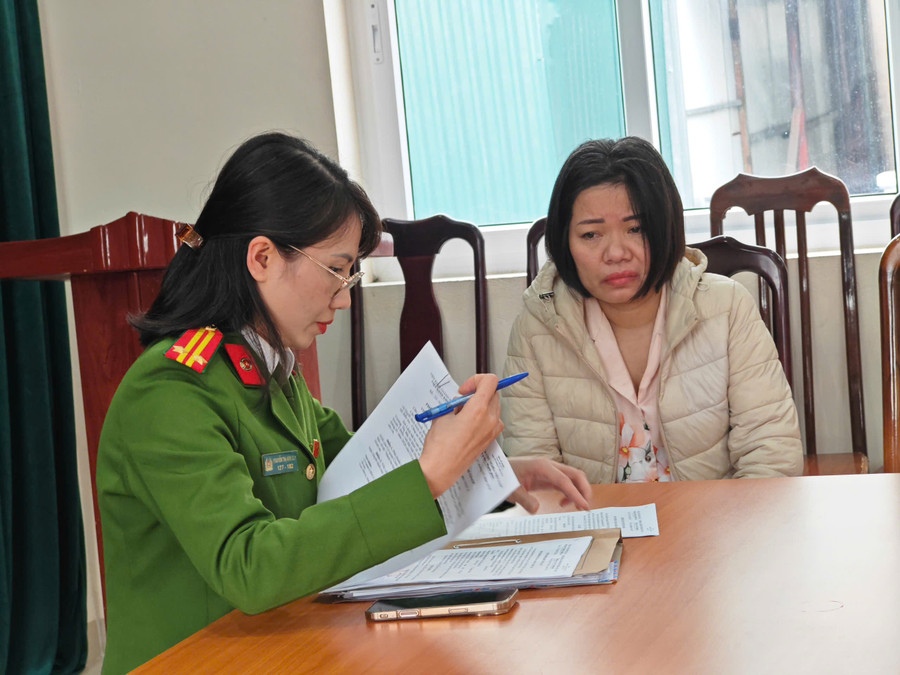 Công an làm việc với Trương Thị Bắc. Ảnh: CA.