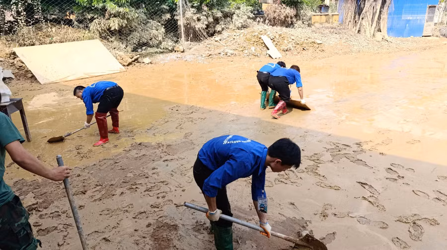 Sinh viên Trường Đại học Điện Lực dọn dẹp, hỗ trợ người dân khắc phục hậu quả sau mưa lũ.