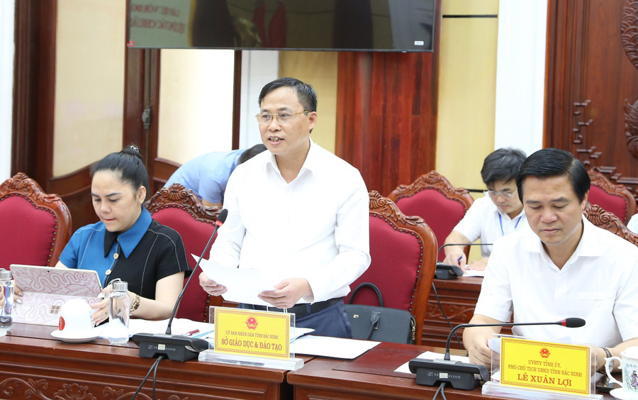 Phó Giám đốc Sở GD&ĐT Bắc Ninh Nguyễn Hữu Bình báo cáo với đoàn kiểm tra. bn-10.jpg