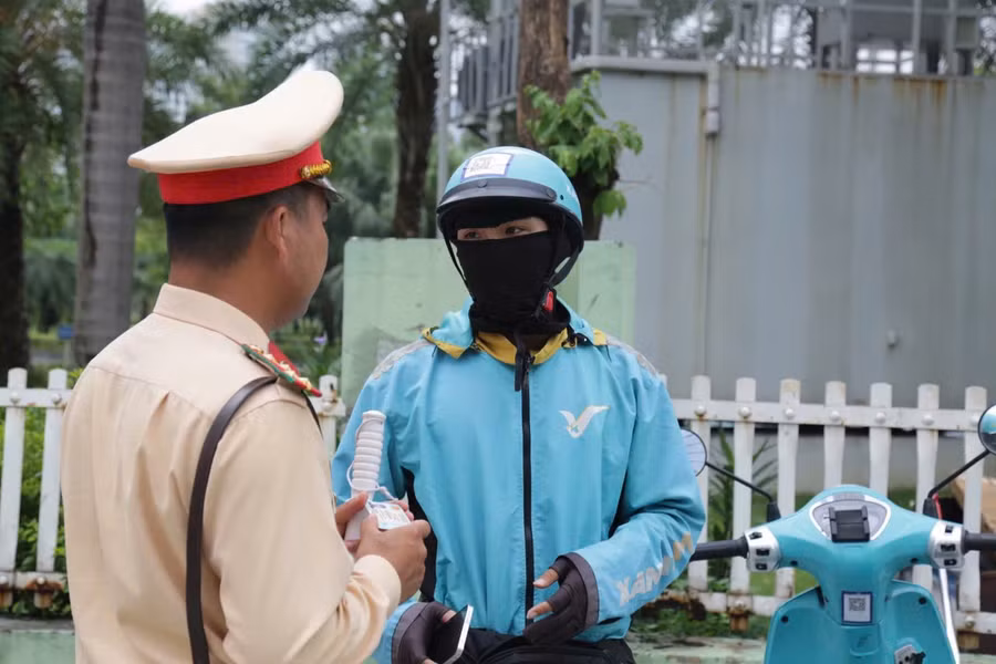 CSGT làm việc với lái xe công nghệ.