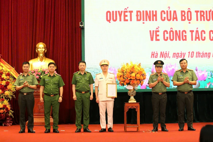 Đảng uỷ, Ban Giám đốc Công an TP Hà Nội tặng hoa chúc mừng Đại tá Nguyễn Đức Long.