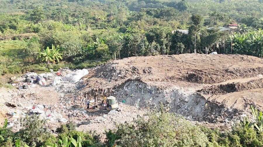 Khu đất nông nghiệp bị lấp trái phép chất thải rắn thông thường. Ảnh: CA.