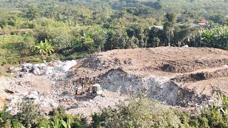 Khu đất nông nghiệp bị lấp trái phép chất thải rắn thông thường. Ảnh: CA.