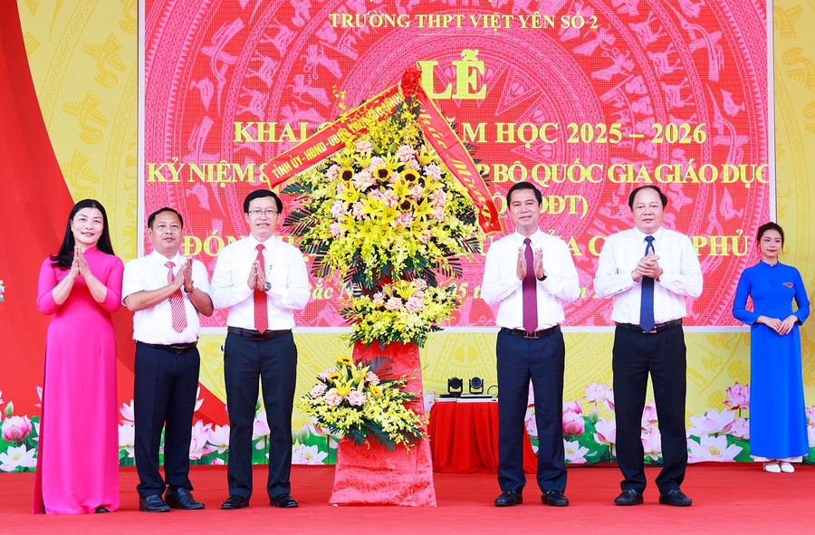 Ông Lê Xuân Lợi - Phó Chủ tịch UBND tỉnh Bắc Ninh (thứ 2 từ phải sang) và Giám đốc Sở GD&ĐT Bắc Ninh Tạ Việt Hùng tặng hoa chúc mừng nhà trường. anh-loi.jpg