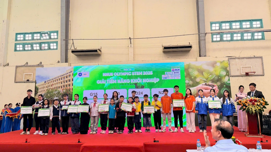 Ban tổ chức trao giải Tiềm năng Khởi nghiệp tại Cuộc thi. a-7.jpg