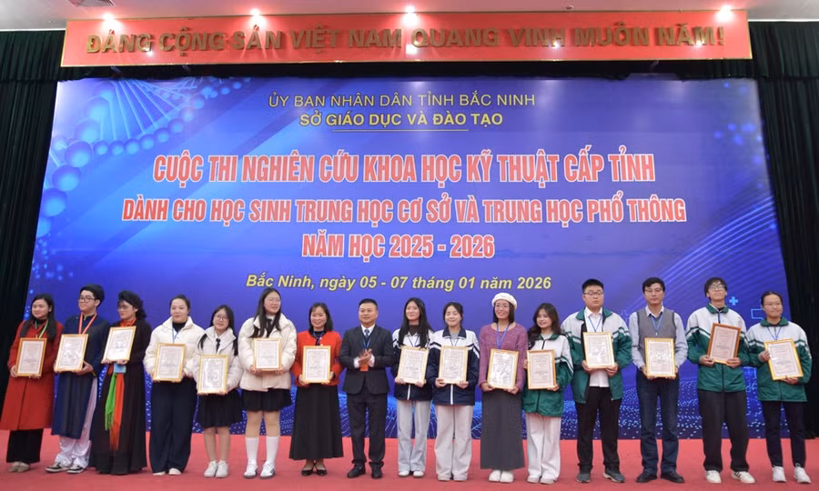 Ông Bạch Đăng Khoa - Phó Giám đốc Sở GD&ĐT Bắc Ninh trao giải Nhất cho các dự án.