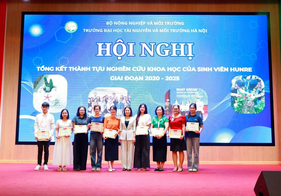 PGS.TS Lê Thị Trinh - Phó Hiệu Trưởng Trường Đại học TN&MT Hà Nội trao giấy khen cho giảng viên và sinh viên có thành tích xuất sắc trong nghiên cứu khoa học.