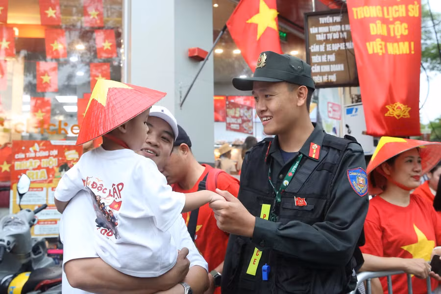 Lực lượng Cảnh sát đang làm nhiệm vụ thân thiện với em nhỏ, người dân. 