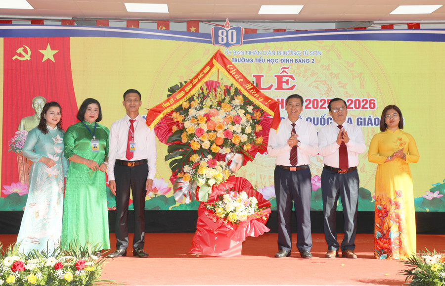 Chủ tịch HĐND tỉnh Bắc Ninh Nguyễn Việt Oanh (thứ 3 từ phải qua) tặng hoa chúc mừng khai giảng năm học mới Trường Tiểu học Đình Bảng 2 . tt1.jpg