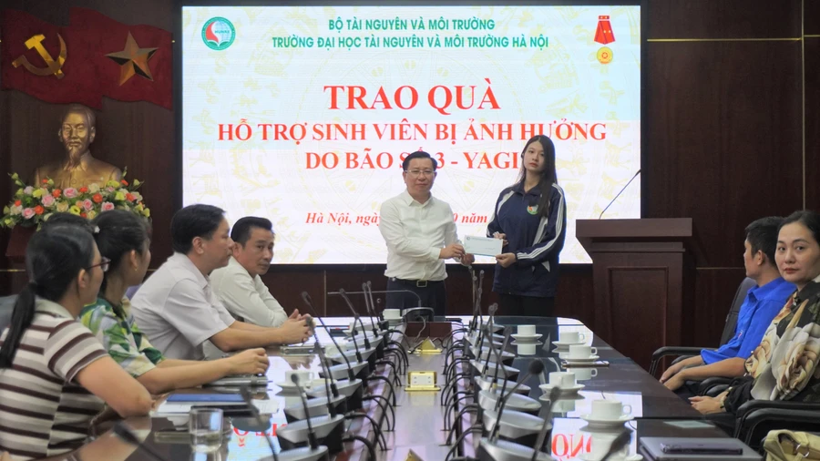 Trường Đại học Tài nguyên và Môi trường Hà Nội chung tay hỗ trợ sinh viên vượt qua khó khăn do cơn bão số 3 gây ra.